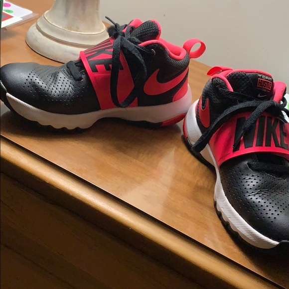 Girls Nike shoes - Picture 2 of 5